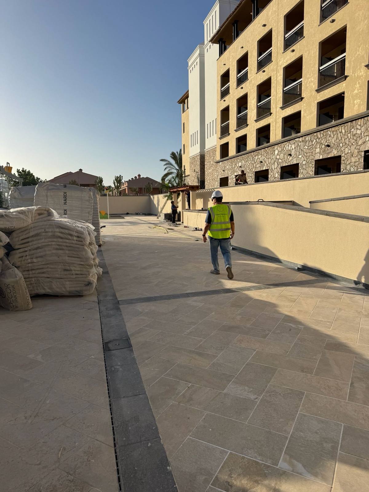 Trabajador de López Marrero Construcciones en obra